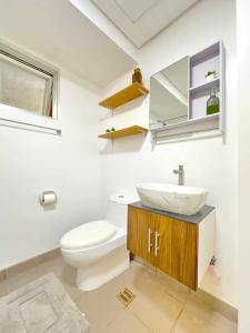 Un baño con lavabo e inodoro en Spacious Two Bedroom with Pool View - Iloilo, en Iloilo City