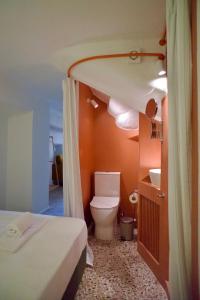 ein kleines Badezimmer mit Toilette und Waschbecken in der Unterkunft Ksenio in Pyrgi