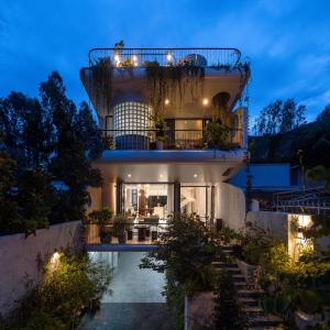 una villa con piscina por la noche en ZENVIRA POOL VILLA - Beach & Garden Retreat, en Nha Trang