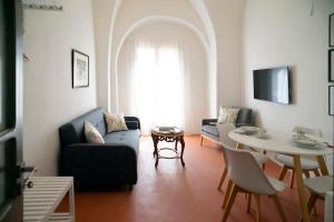 ein Wohnzimmer mit Sofa und Tisch in der Unterkunft Ksenio in Pyrgi