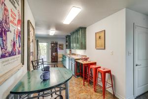 Φωτογραφία από το άλμπουμ του 6 Mi to Granbury City Beach Park Apt with Veranda! σε Granbury