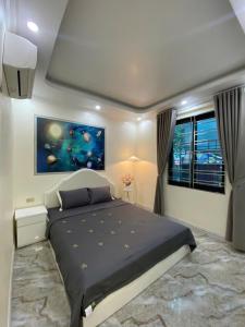 カットバ島にあるHappy Hou'seの部屋の中に大きなベッドがある寝室