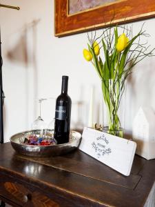 a bottle of wine and a vase of flowers on a table at Ferienwohnung-Ohetal in Breddenberg