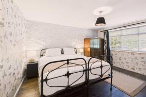 Postel nebo postele na pokoji v ubytování Host & Stay - Stonecrop Cottage