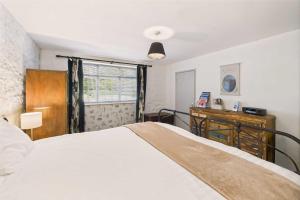 Postel nebo postele na pokoji v ubytování Host & Stay - Stonecrop Cottage