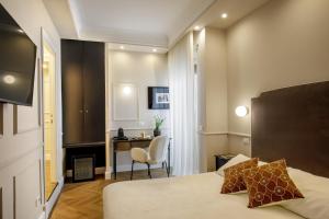 una habitación de hotel con una cama y un escritorio en La Locanda di Piazza del Popolo, en Roma