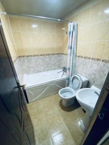un bagno con un water, una vasca e un lavandino di Omar Family Resort Mekhtar anbar str 45 a Bukhara