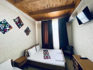 Piccola camera con letto e scrivania. di Omar Family Resort Mekhtar anbar str 45 a Bukhara Altre 21 foto