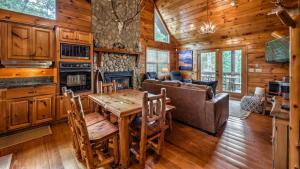 Η κουζίνα ή μικρή κουζίνα στο Cavalier Cabin