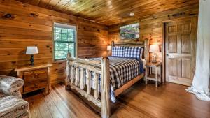 Ένα ή περισσότερα κρεβάτια σε δωμάτιο στο Cavalier Cabin
