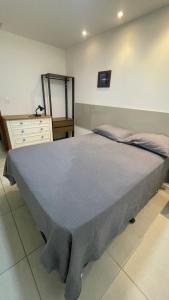 una camera da letto con un letto grande e una cassettiera di Guarajuba Porto Smeralda - Terreo, nascente e ventilado a Guarajuba Altre 37 foto