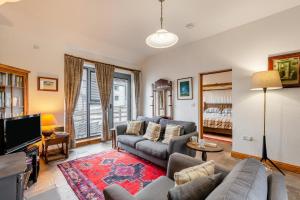 Una sala de estar con un sofá y un televisor. en Fell View - Bellman House, en Crook 11 fotos más