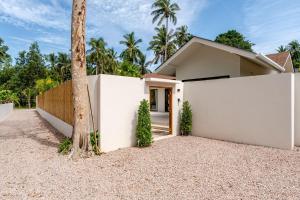 biały dom z palmą przed nim w obiekcie Luxury K Villa 02 w mieście Ko Phangan