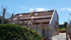 un bâtiment avec un portail et une clôture dans l'établissement Del Este 10, à Margate