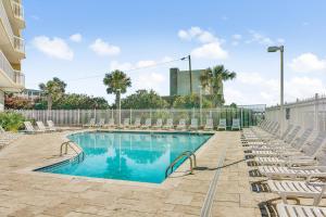 Πισίνα στο ή κοντά στο Charleston Oceanfront Villas 318