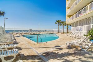 Πισίνα στο ή κοντά στο Charleston Oceanfront Villas 318