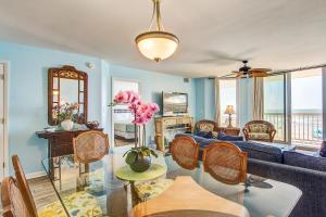 een woonkamer met een bank en een tafel bij Charleston Oceanfront Villas 112 in Folly Beach