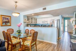 een keuken en eetkamer met een tafel en stoelen bij Charleston Oceanfront Villas 112 in Folly Beach