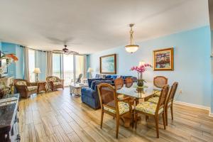 een woonkamer met een tafel en een bank bij Charleston Oceanfront Villas 112 in Folly Beach
