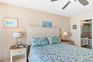 Una cama o camas en una habitación de Charleston Oceanfront Villas 110