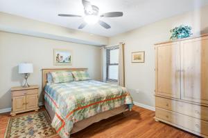 Una cama o camas en una habitación de Charleston Oceanfront Villas 110 27 fotos más