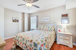 Una cama o camas en una habitación de Charleston Oceanfront Villas 110