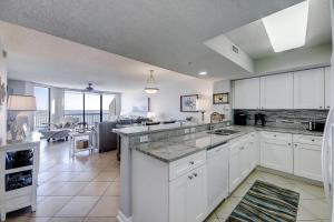 Køkken eller tekøkken på Charleston Oceanfront Villas 420