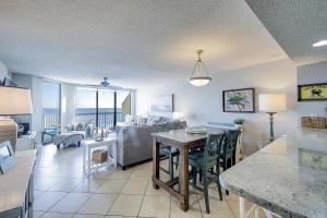 Et opholdsområde på Charleston Oceanfront Villas 420 + 24 billeder