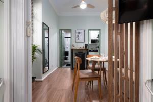 a dining room and living room with a table and chairs at Studio em Botafogo a 150m do metrô in Rio de Janeiro