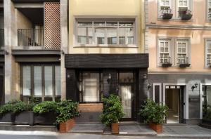 un edificio con delle piante di fronte di Meroddi La Porta a Istanbul