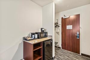 Gallery image of Cobblestone Hotel & Suites Waukesha West Milwaukee in Waukesha