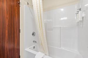 Gallery image of Cobblestone Hotel & Suites Waukesha West Milwaukee in Waukesha