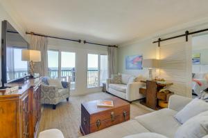 Istumisnurk majutusasutuses Oceanfront PCB Condo with Beach Access and 2 Pools