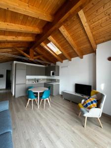 a living room with a table and chairs at Casa Borna da Ghiasa in Emarese
