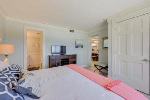 Voodi või voodid majutusasutuse Oceanfront PCB Condo with Beach Access and 2 Pools toas +26 fotot