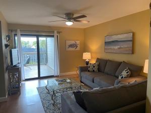 Χώρος καθιστικού στο Beautiful and Spacious 2 Bedroom Courtside Villa!