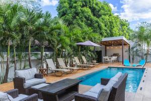 Piscina de la sau aproape de Casa Coralis - Stunning modern 3 BR, 3-half bath home in Playa Potrero