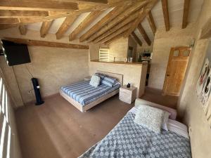 een slaapkamer met 2 bedden aan de bovenkant bij Casa Vista Hermosa in Tonatico +90 foto's