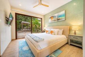 Un pat sau paturi într-o cameră la Casa Coralis - Stunning modern 3 BR, 3-half bath home in Playa Potrero +29 fotografii