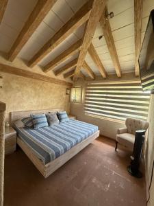 een slaapkamer met een groot bed en een raam bij Casa Vista Hermosa in Tonatico
