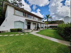 een huis met een groen gazon ervoor bij Casa Vista Hermosa in Tonatico