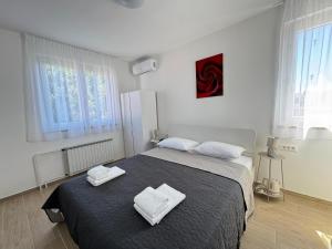 Katil atau katil-katil dalam bilik di Flowers Apartments Pula, city center