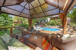 un patio avec une table et des chaises et une piscine dans l'établissement Steeles Tavern Manor Bed and Breakfast, à Steeles Tavern