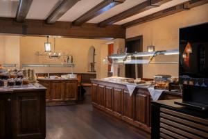 Dapur atau dapur kecil di Hotel Klösterle Nördlingen - in Kürze elaya hotel kloesterle noerdlingen