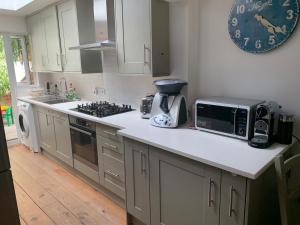 y cocina con encimera, tostadora y microondas. en Victorian House in the heart of Richmond, en Richmond upon Thames 10 fotos más