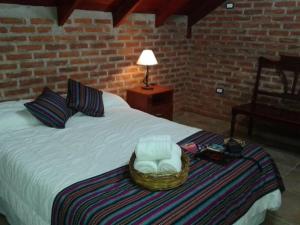 Una cama o camas en una habitación de Cabañas Río Quequén