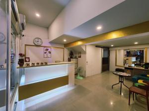 cocina y sala de estar con reloj en la pared en ALBADER HoTEL, en Patong Beach