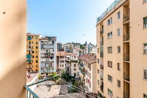 Blick auf die Stadt von einem Gebäude in der Unterkunft Firenze Blu in Florenz