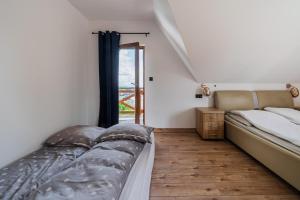 a bedroom with a bed and a window at Dom w Chmielnie Na Wzgórzu in Chmielno