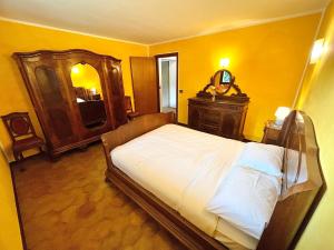 a bedroom with a large bed and a mirror at Villetta Manuel in Tarzo